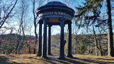 Der Luisentempel auf dem Klippenweg oberhalb von Alexisbad