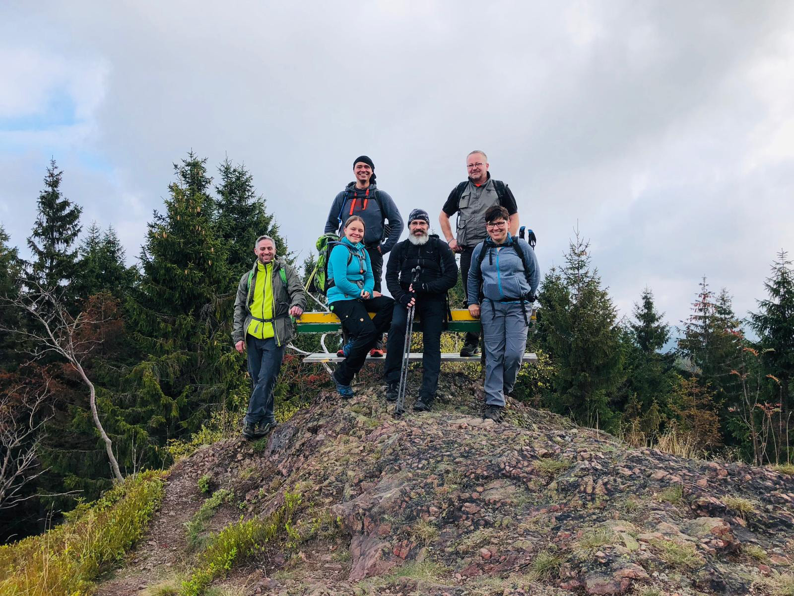 Die Gruppe auf der Seiffartsburg am Wildererpfad bei Gehlberg im Thüringer Wald