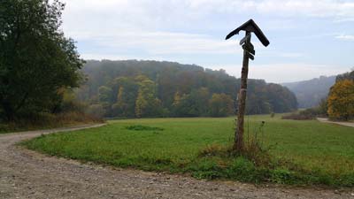 Ein Wegweiser im Helbetal