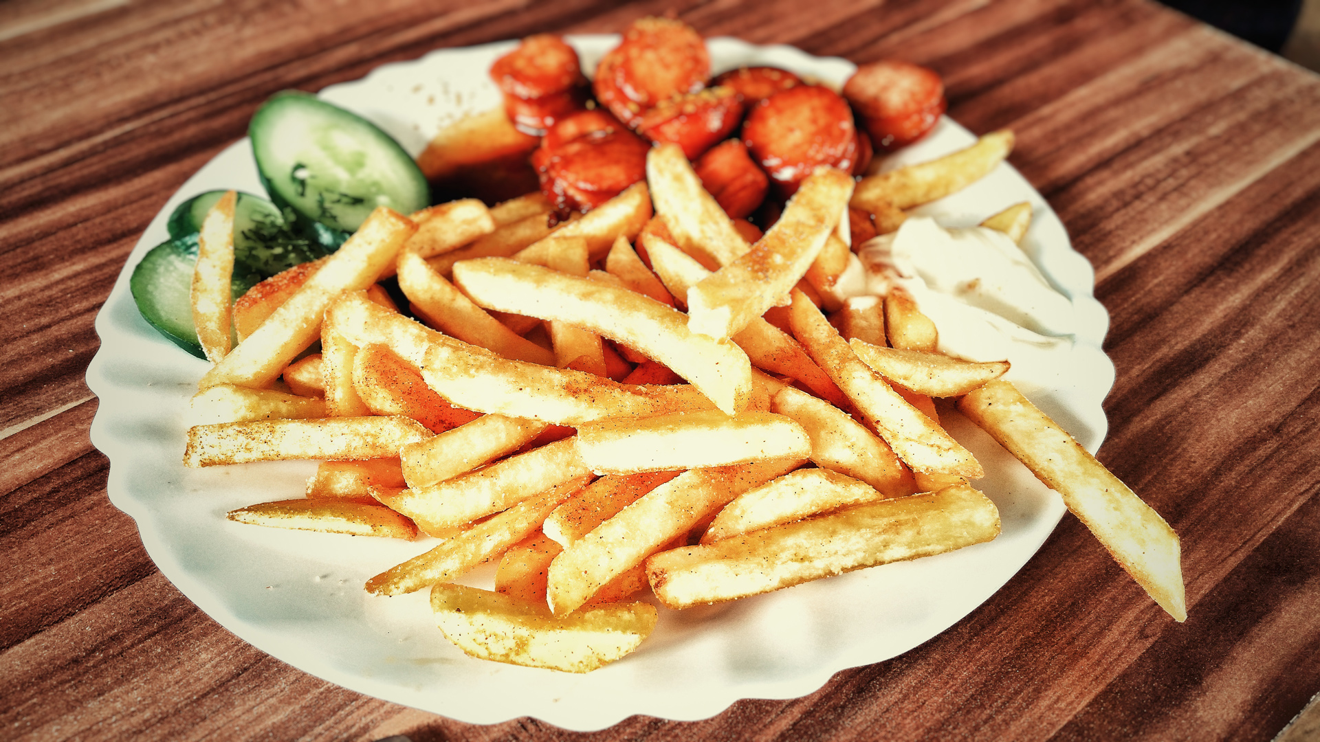 Lecker Currywurst mit Pommes im Atzendorfer Trucker-Imbis