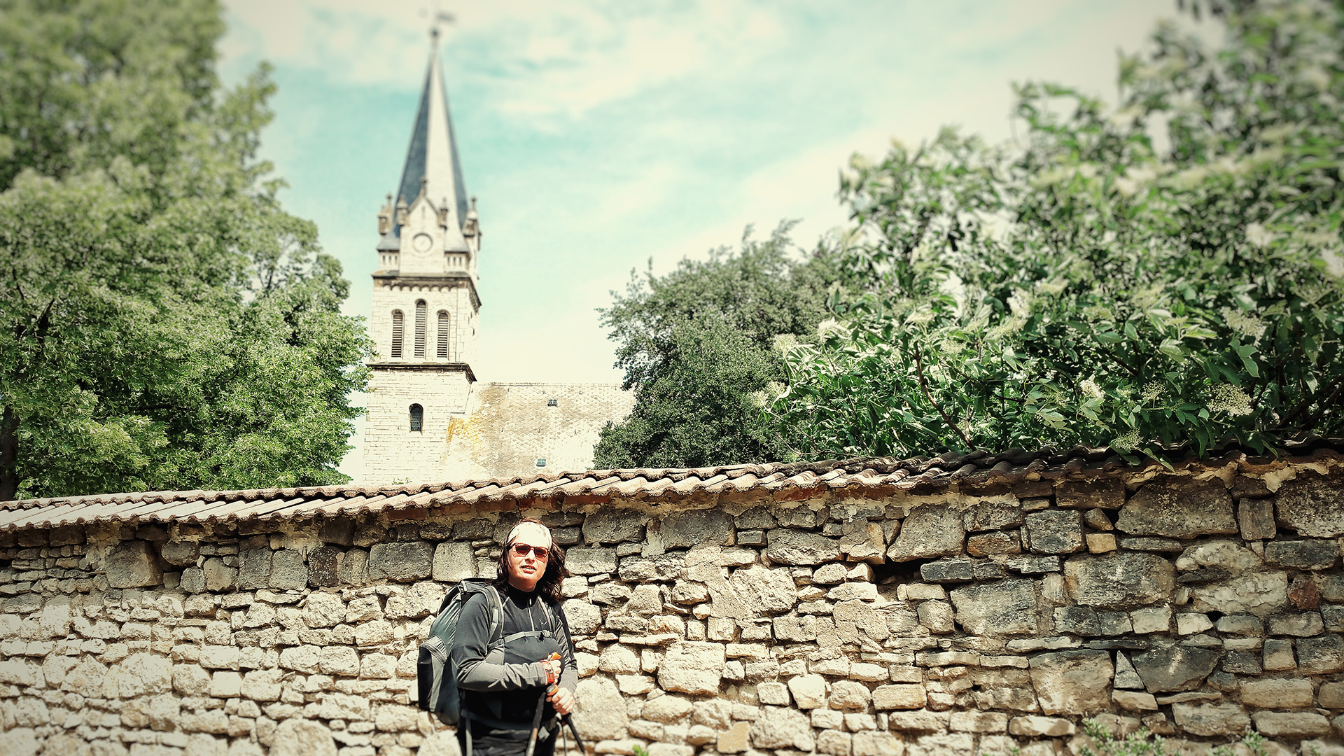 Jacqueline in Hakeborn, im Hintergrund die Kirche St.Alexander