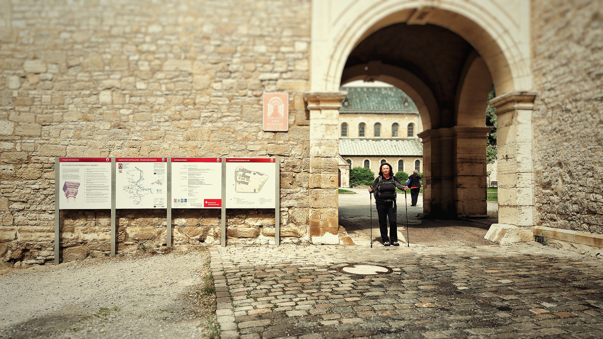 Jacqueline im Portal des Kloster Huysburg bei Halberstadt im Huy