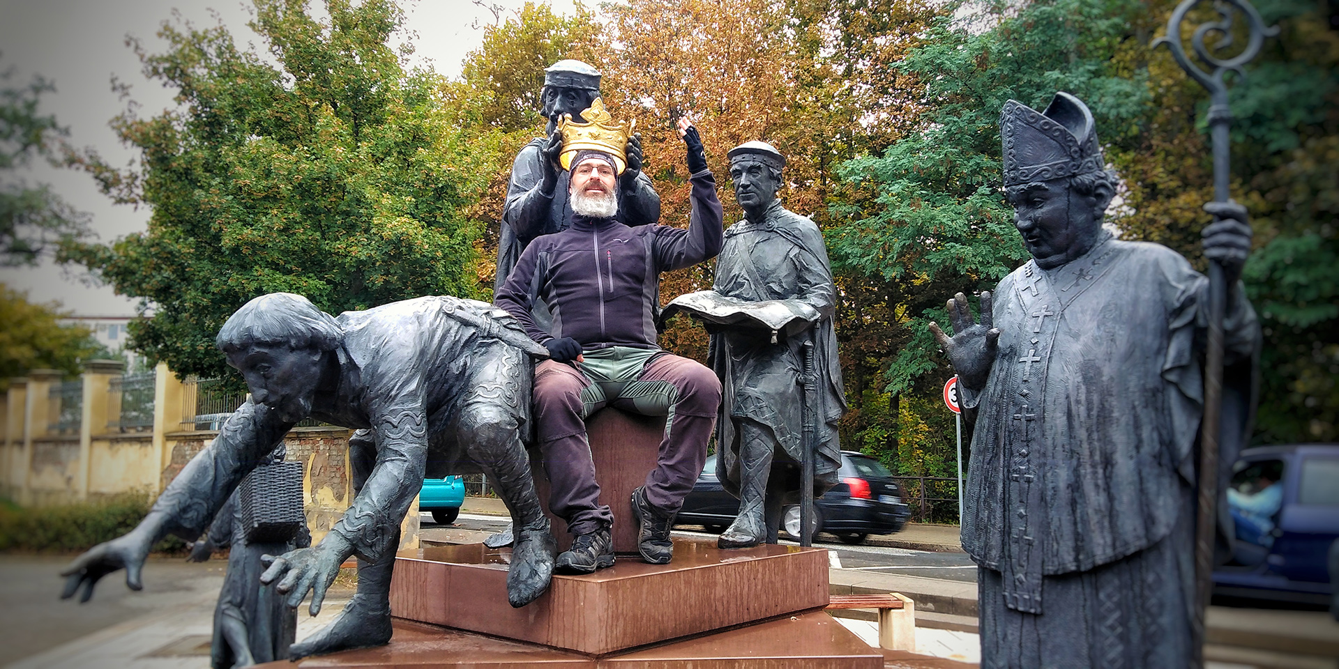 Thomas empfängt die Krone in Quedlinburg auf dem Heinrich Brunnen