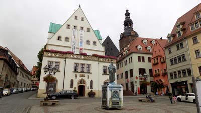 Der Marktplatz von Eislben mit dem Lutherdenkmal