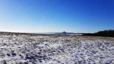 Sicht auf die Hald "Hohe Linde" und den Kyffhäuser im Hintergrund