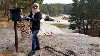 Frauke vor der Kulisse der Sandhöhlen im Heers