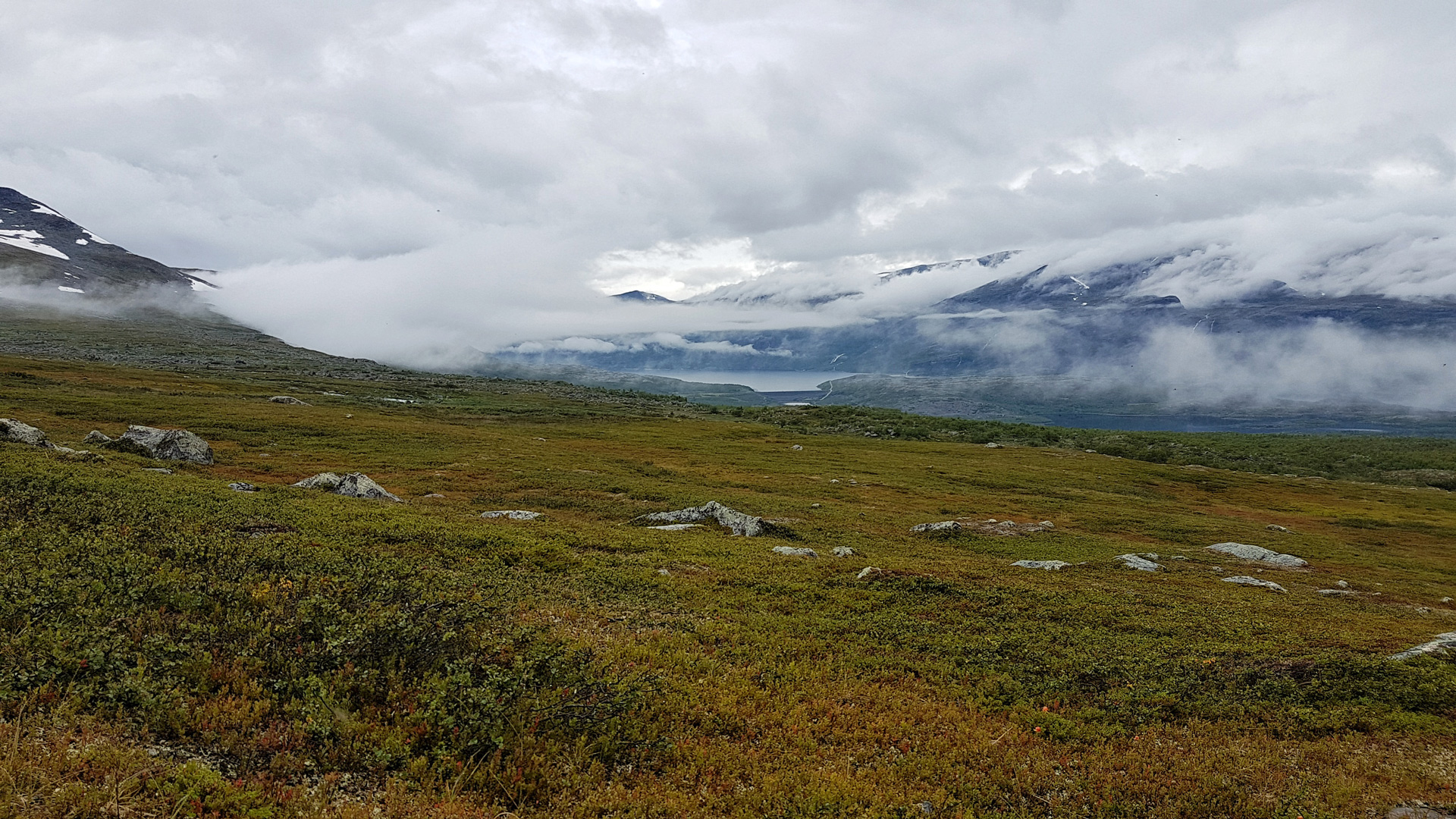 Blick auf den riesigen Staudamm des Akkajaure