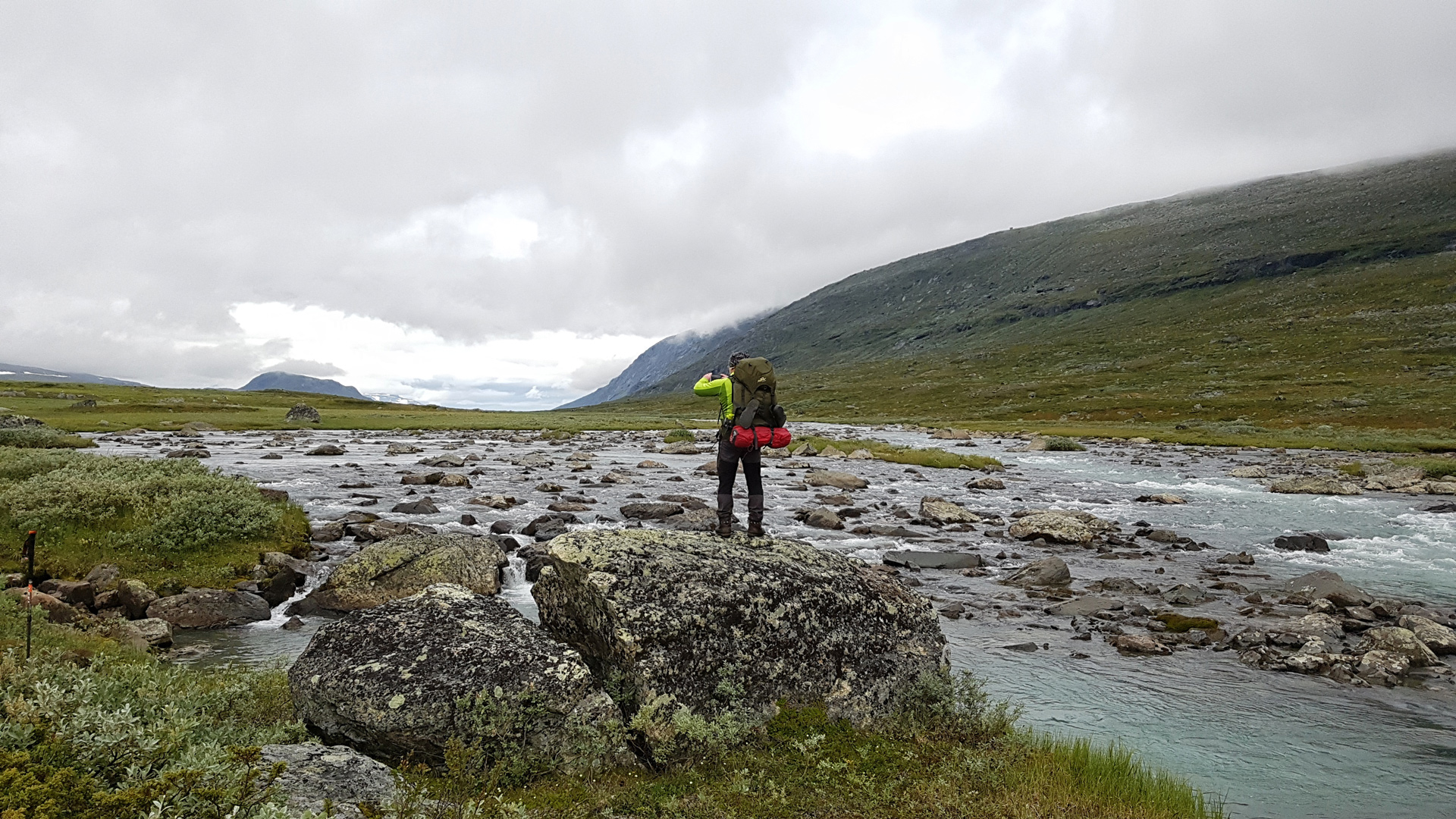 Der Fluss Guhkesvakkjåhkå bildet die geografische Grenze zwischen den Nationalparks Sarek und Stora Sjöfallet