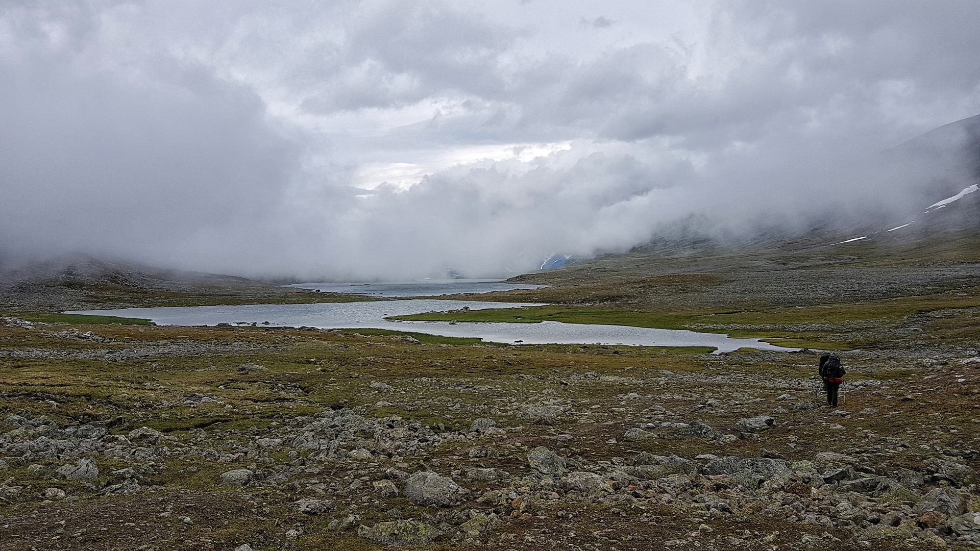 Der Einstieg ins Snávávágge führt nahe den Wolken entlang