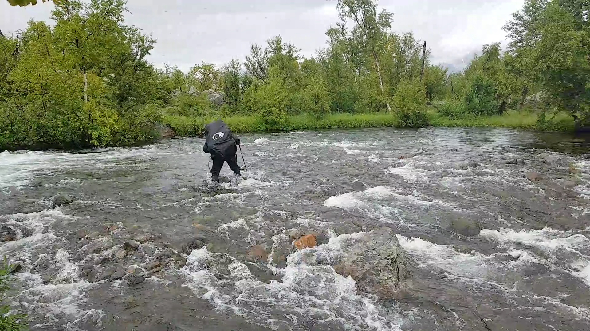 Endlich finde ich eine geeignete Furt durch den Njábbejåhkå