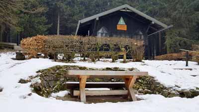 Die Tränkebachhütte auf dem Steinway-Trail bei Seesen