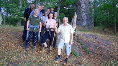 Das obligatorische Gruppenfoto aller Wanderer an der Neuen Morungsburg