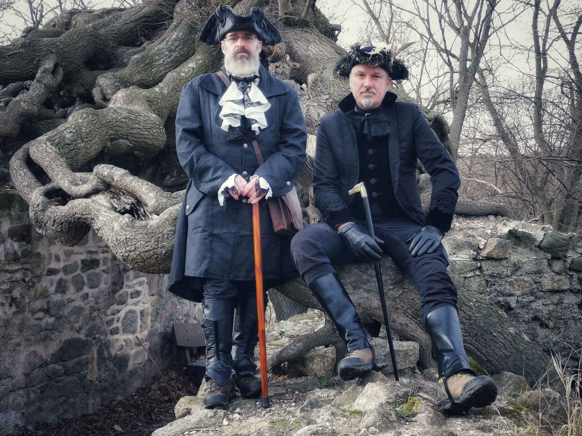 Itzenplitz und der Conte posieren an der Linde der Ruine Lauenburg bei Stecklenberg im Harz